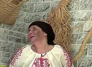 Nenek jelek berbulu ekstrem dapat ngewe kasar di adegan realitas