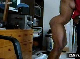 Volim da gledam napaljenu ebony curicu 18+ kako se svlači