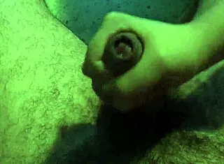 manos blancas gives handjob and cumshot on 23-07-2021