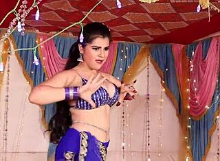 इंडियन भोजपुरी बेब बिकिनी में सेक्सी डांस करती है