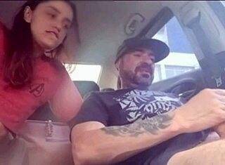 Novinha megvadul az Uberben! Elélvez és spriccel a sofőr farkára!