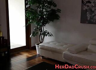 Blonde tiener rijdt stiefvader in POV