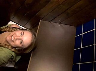 Hast du schon mal eine schüchterne Europäerin in der Öffentlichkeit pinkeln sehen und heimlich auf Toilette schleichen?