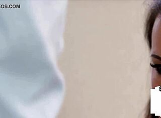 Kinky britische Domme wichst ihrem unterwürfigen Freund in Dessous