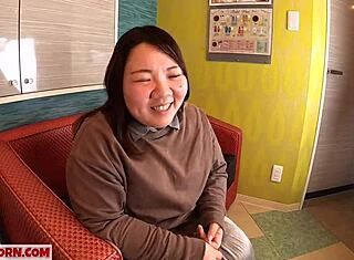 Παχουλή Ιαπωνέζα BBW Kana με Μεγάλα Τιτς Αφηγείται Άγριες Ιστορίες Γαμήσιων και Αυτοϊκανοποιείται με Παιχνίδι