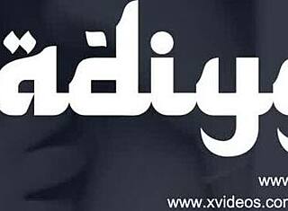 Бременната ми арабска жена показва големи цици и космата путка