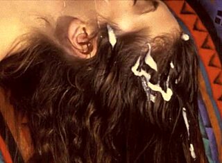 Gorąca międzyrasowa czwórka z dziką akcją grupową w wintage'owym antycznym otoczeniu