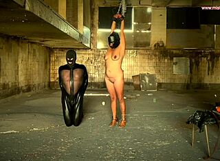 Dominatrix April pisker sin bundne slaves røv i morgenrutine 😈 hardcore femdom straf med bondage tortur