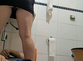 Îmbrăcată special doar să tachinez pula mare a instalatorului