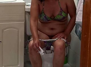 Špehování krásné nevlastní matky močící před a po intenzivním sexu