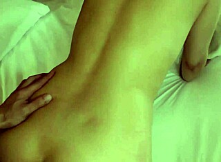 Cud 45-letnia żona z dużym tyłkiem i sutkami, niezadowolona po 20 latach małżeństwa, pieprzy się