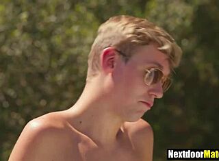 Καυτός gay συγγραφέας γαμάει δυνατά τον νεαρό θετό αδερφό του φίλου!