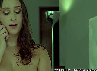 فتاة مثلية تحصل على لعب مؤخرة وتستمني في HD