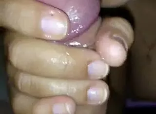 Morena casada chupando e tirando leite pro corno ver.