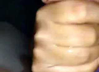 Morena casada chupando e tirando leite pro corno ver.