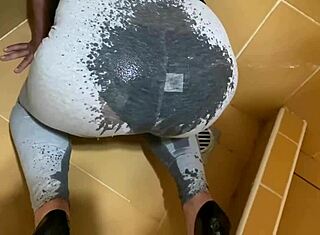 Парень писает мне на жопу в леггинсах, пока я мочусь сама