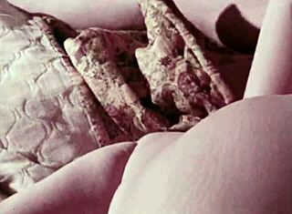 Selami pornografi vintage dengan aksi threesome liar.