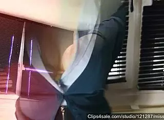 Hlučná skupinová seance bičování se stává divokou a intenzivní