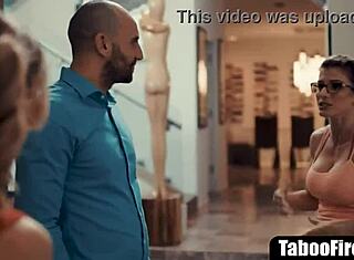 Fiatal pomponlány kemény 3szorosba kényszerítve a milf edző és férje által