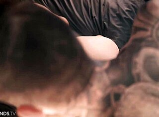 Δύο καταπληκτικές καλύτερες φίλες βουτούν σε καυτή διασκέδαση στο κρεβάτι με αναλικό παιχνίδι, δαχτυλισμό κώλου, βαθύ missionary και πραγματικούς οργασμούς για τρελή ευχαρίστηση