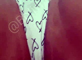 M-am trezit atât de excitată, n-am putut rezista să mă masturbez și să-mi ud chiloții