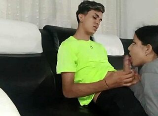 Моя 18-летняя соседка трется обо меня в одетом сексе