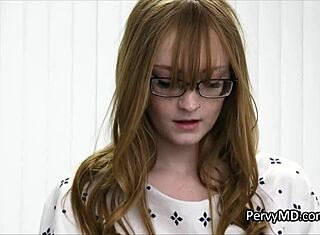 Knepper denne varme rødhårede teenager 18+ i briller på undersøgelsesbord 😍