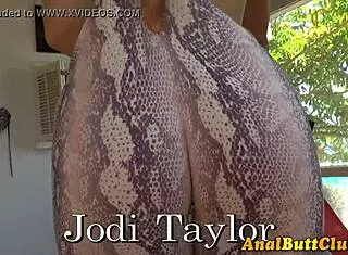 Slut bounces her ass outdoors in anal scene