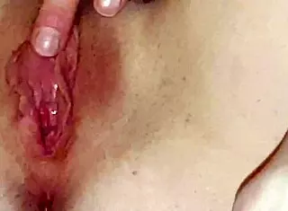 amateur masturbating her wet pussy hard!