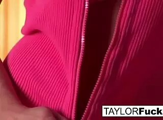 Taylor's sexy in pink!