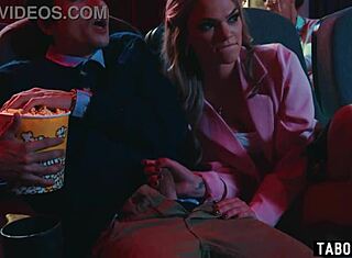 18+ ζευγάρι γαμάει σκληρά στο κινηματογράφο ενοχλώντας τους άλλους