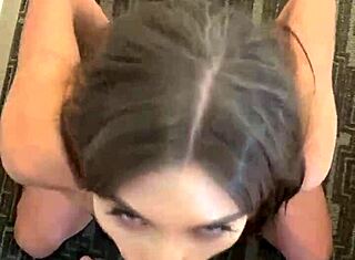 Moje přítelkyně cucá kunda mému nevlastnímu bratranci tak divoce