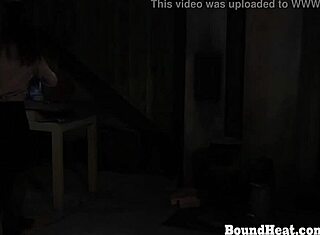 Nu scap de plăcerea legată și stâlnită de mistresa tânără 18+ în bondage lesbian