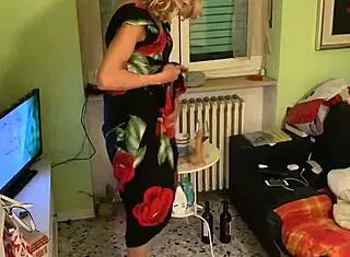 damn, shemale ecaterina pissing straight in the glass!