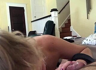 Sarışın Eş Jenna Jaymes Dev Sikini Derinlere Alıyor ve Sıcak Dölünü İstiyor