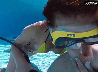Kleine Europäerin bekommt harten Unterwasser-Fick mit erotischem Blowjob