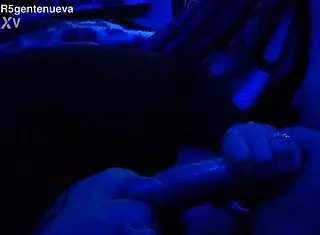 amateurs jóvenes dan gran mamada de verga en escena intensa