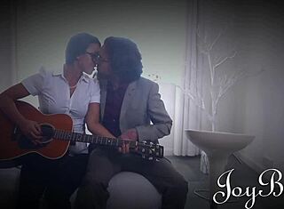 갈색 머리 한나 쇼가 동료 빨고 피어싱 보지 세게 박혀