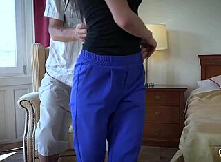 Стари човек се упушта са девојком и странцем за дубоко гутaње у хотелској соби