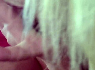 Horny blondine frister med trimmet fitte etter dampende bad. Hennes solo-lek i badekaret blir vill!