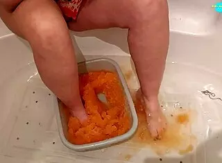 feet sploshing with blonde babe