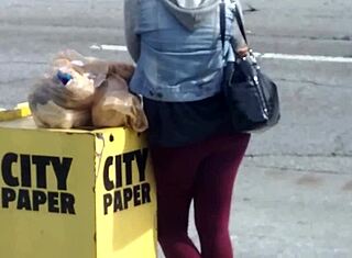 Единствена чернокожа жена се прибира с автобуса след пазаруване в САЩ