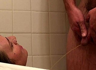 Ta vroča milf žena se je divje oddala analu v prhi. Bunnieandthedude je naredil grobo rimjob sceno!