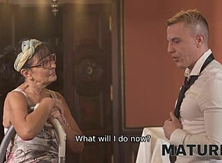 Mature4K Abuela Limpia y Seduce.