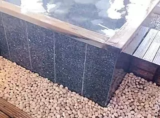 At Akiu Onsen, the buttocks are warmed by hot water immersion. 🛁