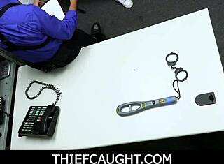 Tjuvfångad shopliftare Penelope Woods hazing ritual knullad av polis