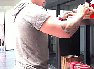 Млада русокоса смучи приятеля на заварения си син и гълта