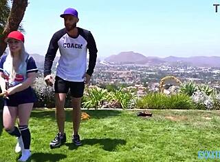 Русокоса тийнейджърка 18+ Хейли Спейдс получава тесната си путка блъскана от твърдия пенис на Били Бостън!