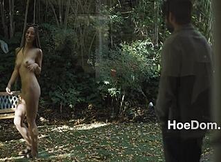 Kleine Aziatische Meid Nudist gaat per ongeluk huis binnen van middelbare man na strandbezoek