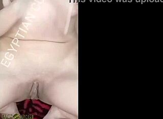 Египетский старик смотрит, как жена с любовником в фильме